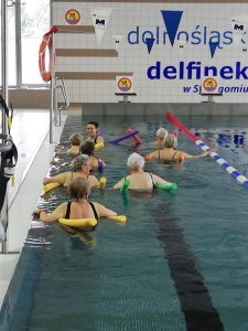 Seniorzy na pływalni Delfinek - OSiR Strzegom